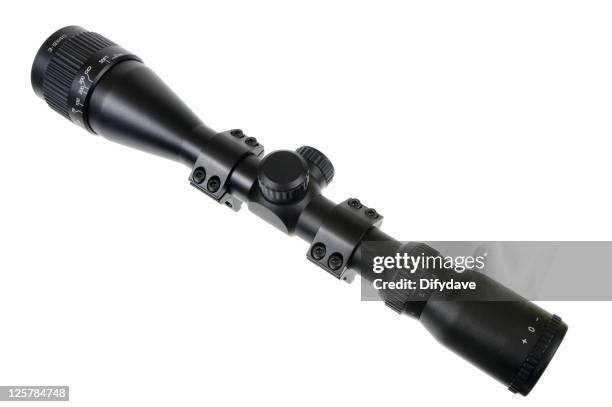 telescopica mirino per fucile con supporti isolato su bianco - mirino foto e immagini stock