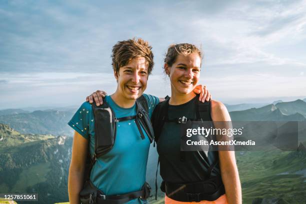 los corredores de trail ascienden a la alta cresta de la montaña - schwyz fotografías e imágenes de stock