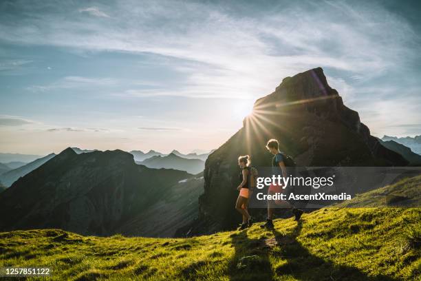 trailläufer besteigen hohen bergrücken - wandern stock-fotos und bilder