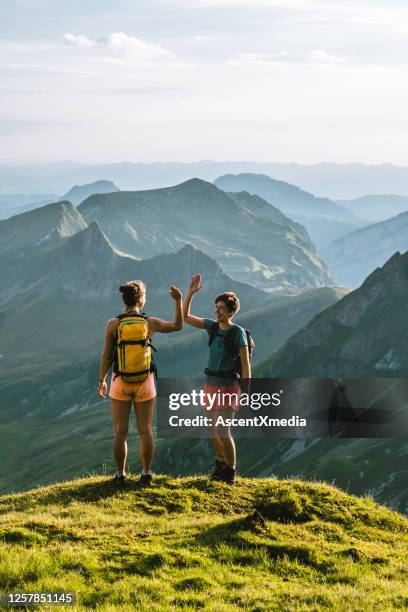 los corredores de trail ascienden a la alta cresta de la montaña - schwyz fotografías e imágenes de stock