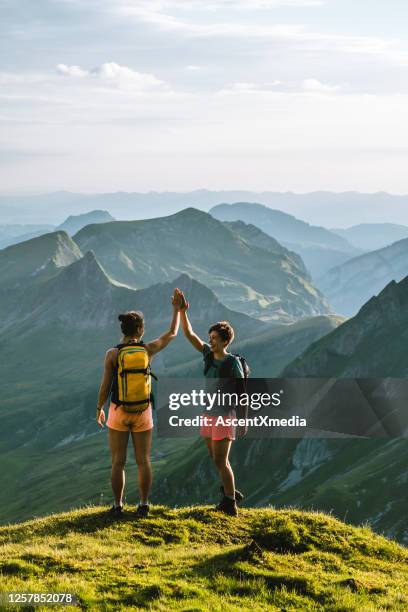 los corredores de trail ascienden a la alta cresta de la montaña - woman summer sport outside fotografías e imágenes de stock