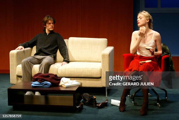 Les comédiens Isabelle Carré et Samuel Jouy interprètent les rôles de la jeune femme et du jeune homme, le 21 janvier 2003, au Théâtre National de...
