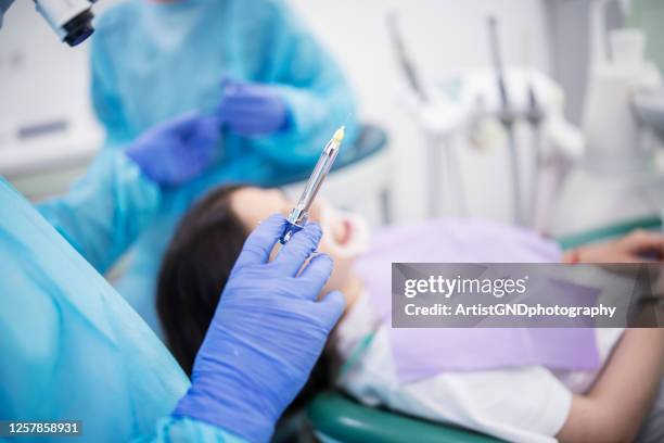 tandarts die anesthesie aan de patiënt geeft - dental equipment stockfoto's en -beelden