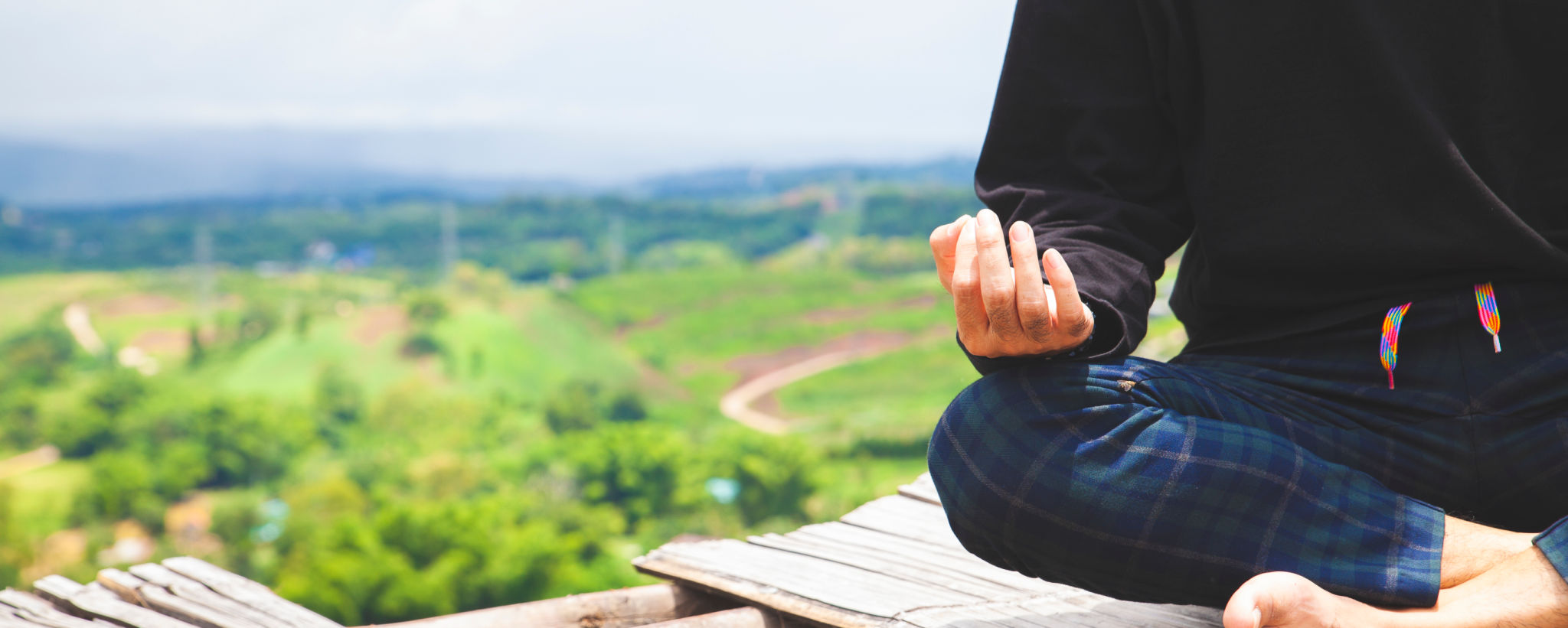 persona meditando