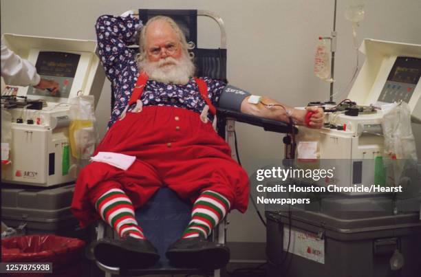 Man who gave his name only as SANTA CLAUS donates blood to the gulf Coast Area Blood Bank Thursday 12/17/98 at Deerbrook Mall. HOUCHRON CAPTION :...