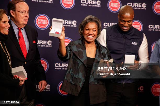 Sportscaster, George Blaha, and his wife, Mary Blaha gift Jaden Ivey of the Detroit Pistons, his mother Niele Ivey, his father, Javin Hunter a...