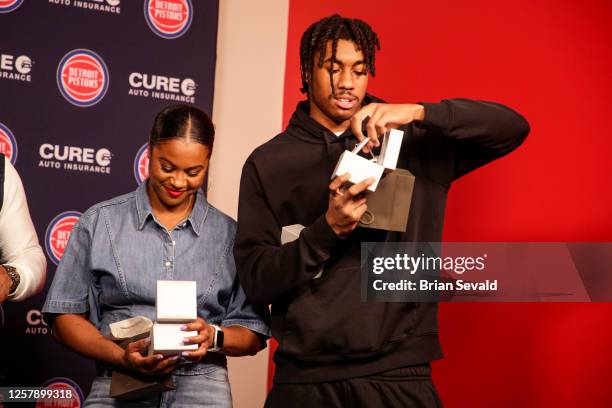 Sportscaster, George Blaha, and his wife, Mary Blaha gift Jaden Ivey of the Detroit Pistons, his mother Niele Ivey, his father, Javin Hunter a...