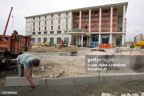 Picture taken 02 April 2007 in Marseille, southern France, shows the hotel in construction where the All Blacks team of New-Zealand will stay during...