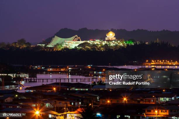 the biggest palace in the world - palace stock pictures, royalty-free photos & images