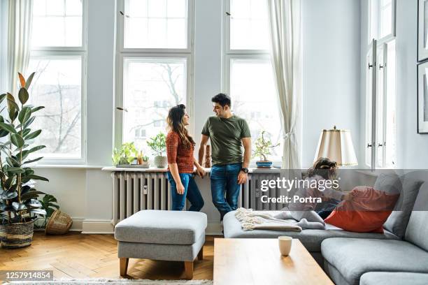 familie verbringt freizeit zu hause - radiator stock-fotos und bilder