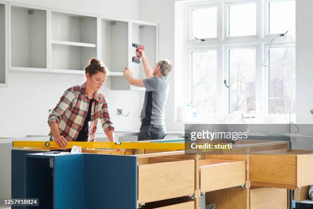 montadores de cozinha - renovação de casa - fotografias e filmes do acervo