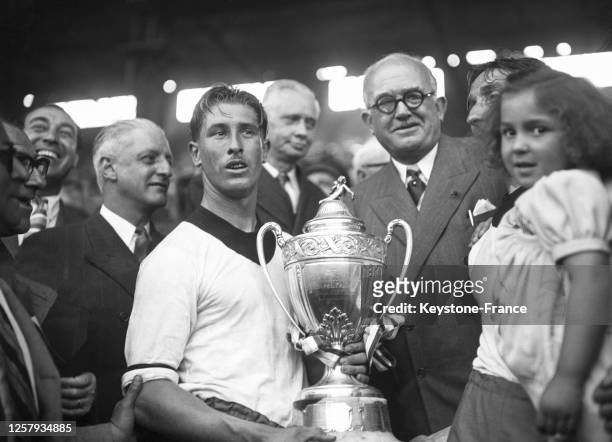 Jean Baratte recevant la trophée des main de Vincent Auriol lors de la finale de la coupe de France de football 1947-1948, opposant le Lille OSC au...