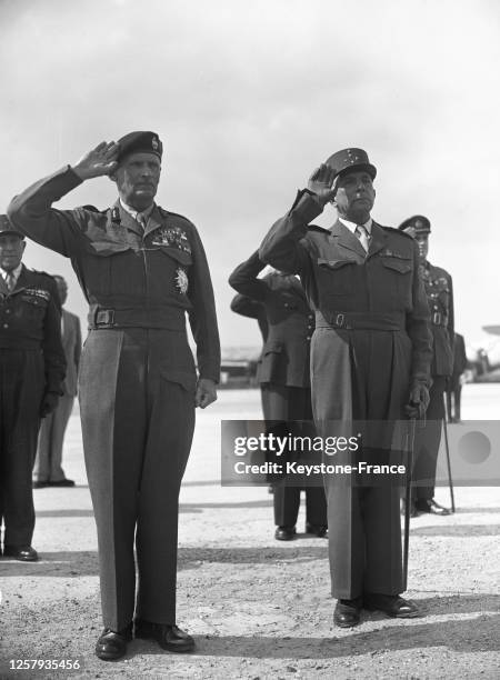 Le chef d'état-major de l'Empire britannique Bernard Montgomery accueilli par le général Jean de Lattre de Tassigny lors de son arrivée à la base...