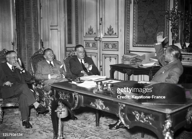 Le nouveau président du Conseil André Marie préparant son gouvernement avec Henri Queuille , Paul Reynaud et René Mayer, le 26 juillet 1948, au...