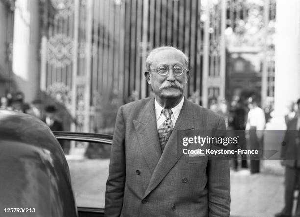 Le vice-président du Conseil des ministres Léon Blum sortant du ministère de l'Intérieur à l'hôtel de Beauvau, lors des négociations du remaniement...