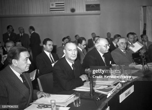 Le délégué de la Colombie Arbelez, l'ambassadeur de France Alexandre Parodi et le premier ministre syrien Khaled al-Azem lors de la première session...