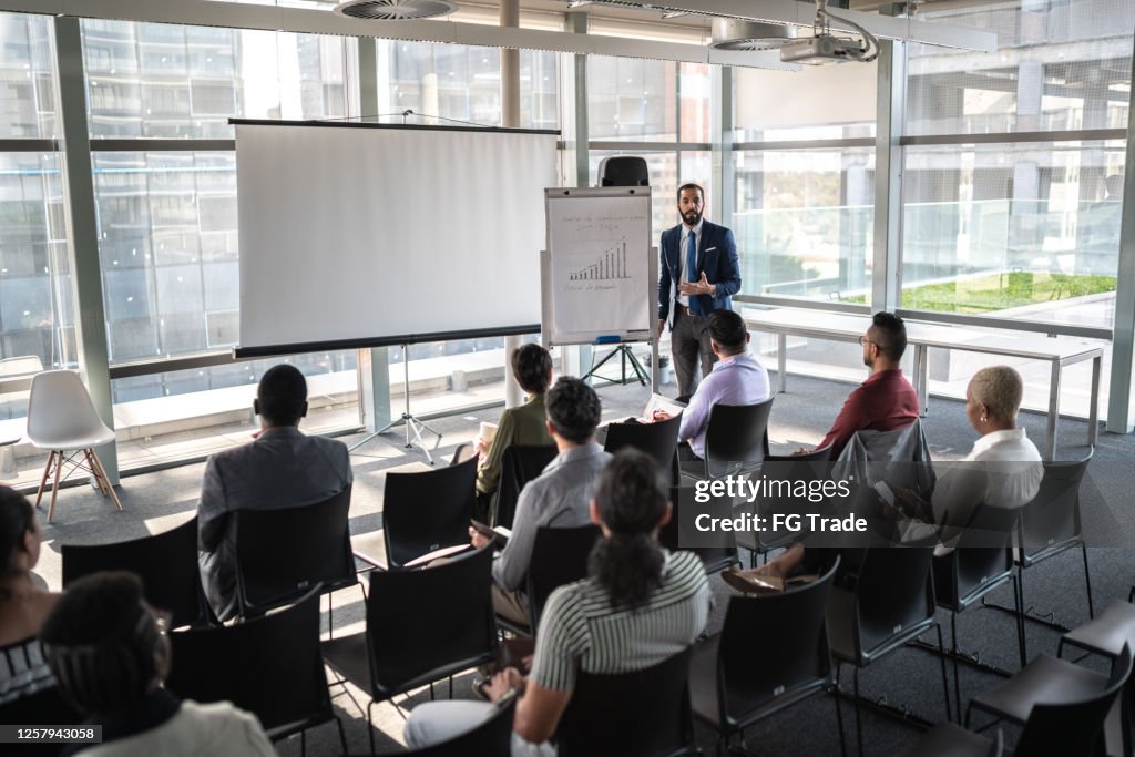 Empresarios que asisten a un seminario con distanciamiento social