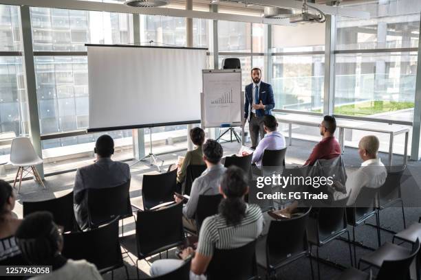 les gens d’affaires assistant à un séminaire avec la distanciation sociale - responsabilities experience advice photos et images de collection