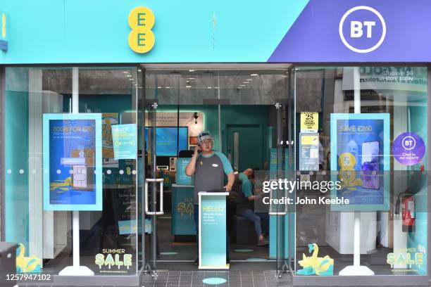 Ee Uniform In Store 367 Ee Store Photos & High Res Pictures - Getty Images