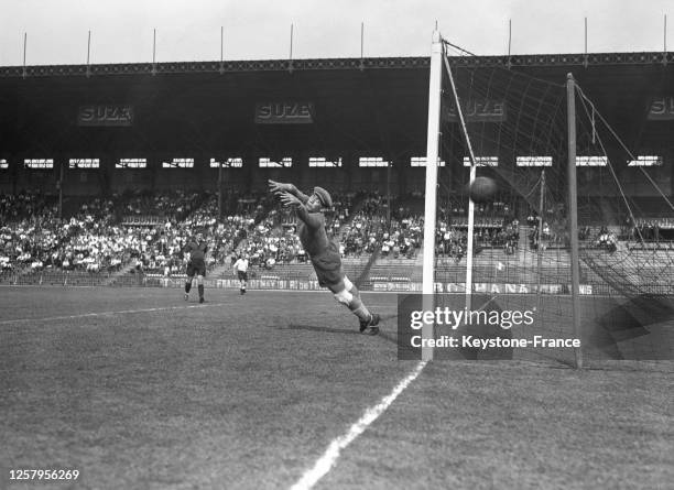 Une action du match entre le RC Paris et le Stade rennais, le gardien de but rennais se fait marquer un but, au stade de Colombes, France le 3 août...