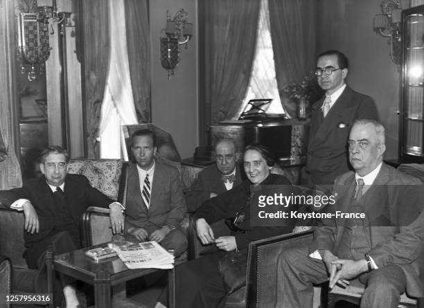 La délégation espagnole photographiée dans l'hôtel parisien de la 'Pasionaria' avec, de gauche à droite, Messieurs Wences, Las Roces, Marcelino...