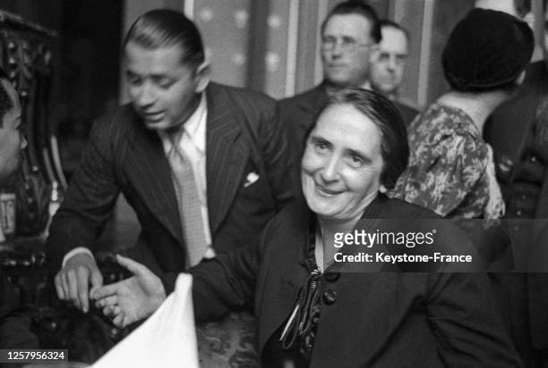 La Pasionaria', Dolores Ibarruri, répond aux questions des journalistes dans son hôtel à Paris, France le 3 septembre 1936.