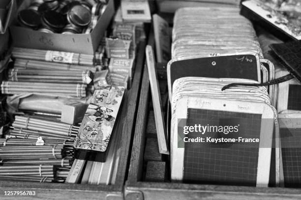 Ardoises, crayons et plumiers sur l'étalage d'un magasin à Paris, France le 21 septembre 1936.