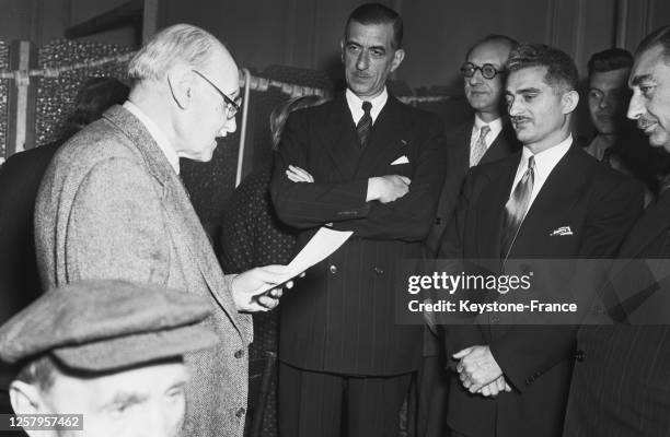 Dans un centre de l'entraide française, Pierre de Gaulle, président du Conseil municipal, écoute les remerciements d'un vieillard qui a bénéficié des...