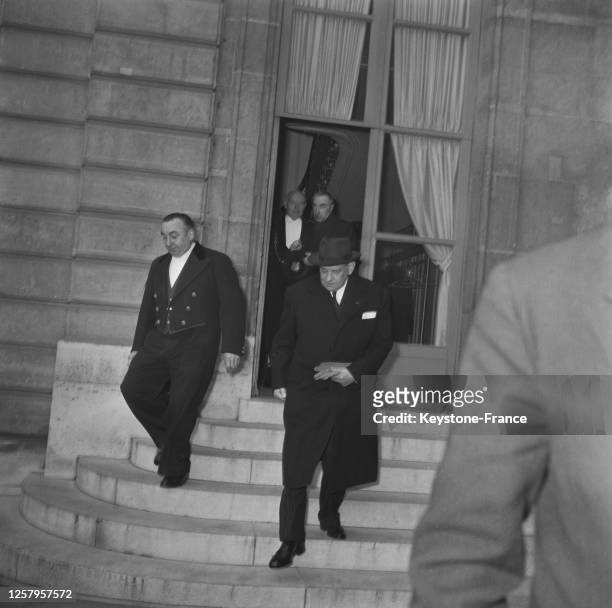 Le président de la République René Coty quittant le palais de l'Elysée pour se rendre en vacances à Menton, après le conseil des Ministres, le 26...