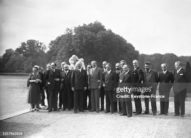Le gouvernement Léon Blum avec, de gauche à droite, Madame Albert Lebrun, Paul Bastid, Maurice Viollette, Albert Lebrun, Léon Blum, Camille...