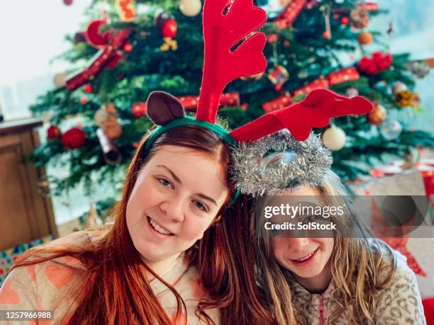 amore fratello il giorno di natale - 12 17 mesi foto e immagini stock