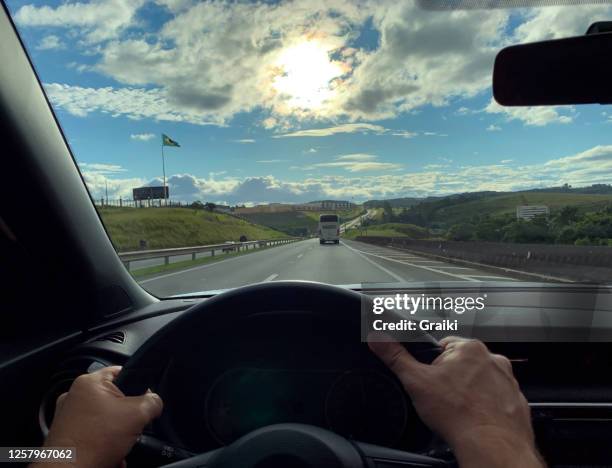 point of view of a man driver on the highway - car front view foto e immagini stock