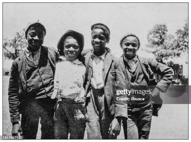 ilustraciones, imágenes clip art, dibujos animados e iconos de stock de foto antigua en blanco y negro: grupo de niños en el sur de ee. uu. - niños-africanos-negros-sonriendo