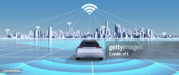 駛向智慧城市的自動駕駛的汽車 - driverless cars stock pictures, royalty-free photos & images