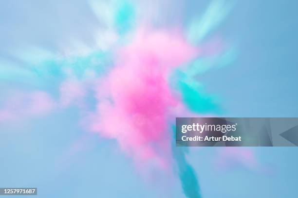 creative picture of beautiful color explosion in the sky. - 染色粉末 個照片及圖片檔