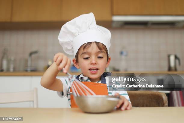 a 4 year old boy disguised as a cook - kid chef stockfoto's en -beelden