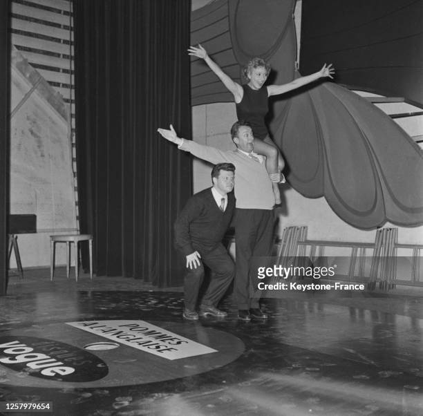 Robert Dhéry, Colette Brosset et Gérard Calvi sur scène, à Paris, France le 27 octobre 1964.