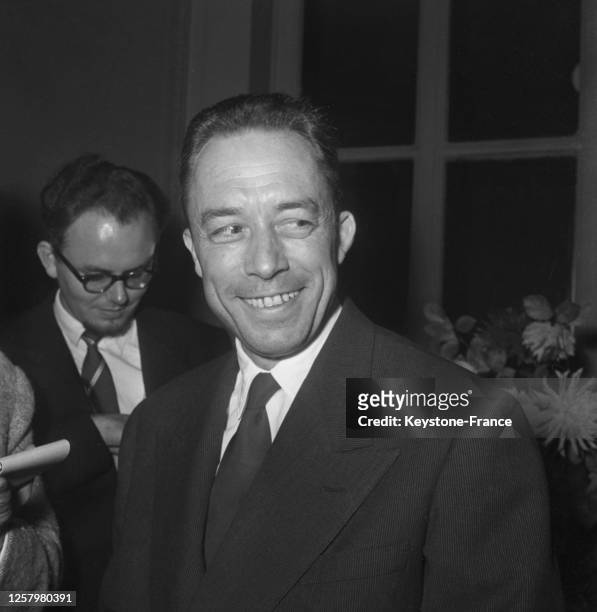 Albert Camus lors de la réception donnée chez son éditeur, après son Prix Nobel de Littérature, à Paris, France, le 17 octobre 1957.