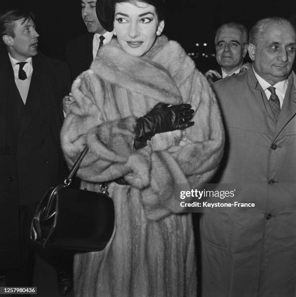 Le cantatrice grecque Maria Callas et son mari Giovanni Battista Meneghini se rendant au restaurant 'Maxim's', lors de leur escale à Paris, sur la...