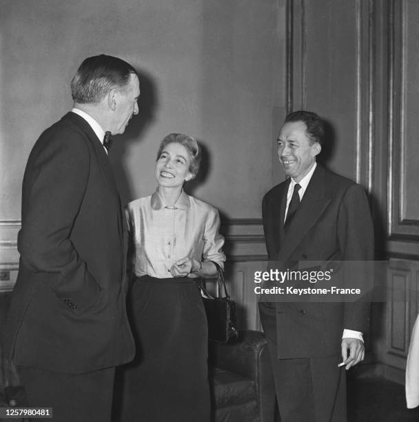 Albert Camus et sa femme Francine discutant avec l'ambassadeur de Suède à Paris, Ragnar Kumlin, lors de la réception donnée chez son éditeur, après...