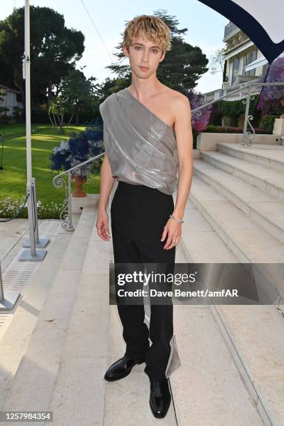 Troye Sivan attends the amfAR Cannes Gala 2023 at Hotel du Cap-Eden-Roc on May 25, 2023 in Cap d'Antibes, France.