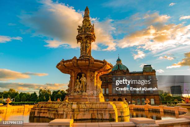 the panoramic view of the famous doulton fountain behind the people's palace museum, golden hour in glasgow green, scotland, united kingdom (uk) - glasgow scotland stock-fotos und bilder