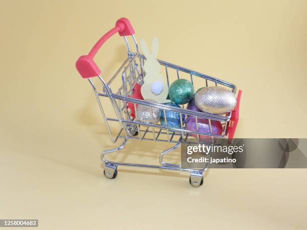 supermarket trolley, easter eggs and rabbits - shopping easter bildbanksfoton och bilder
