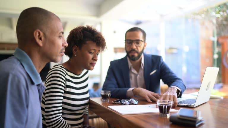 https://media.gettyimages.com/id/1258032614/video/couple-talking-to-financial-advisor-at-home.jpg?b=1&s=640x640&k=20&c=s_3t0Coh2CYSdfaFCwHMQ924AeNpDWhYN0Oa-iK_QLM=
