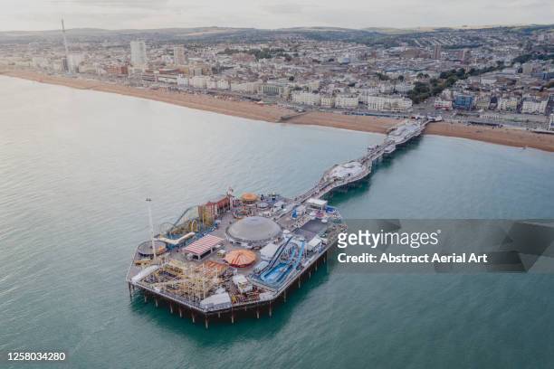 drone shot showing brighton pier and coastline, england, united kingdom - urban beach stockfoto's en -beelden