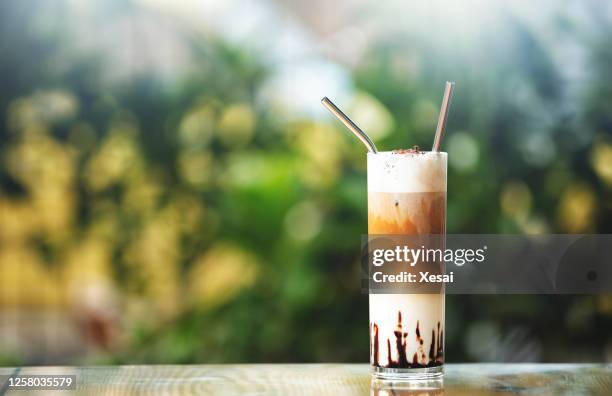 caffè fresco ghiacciato - iced coffee foto e immagini stock