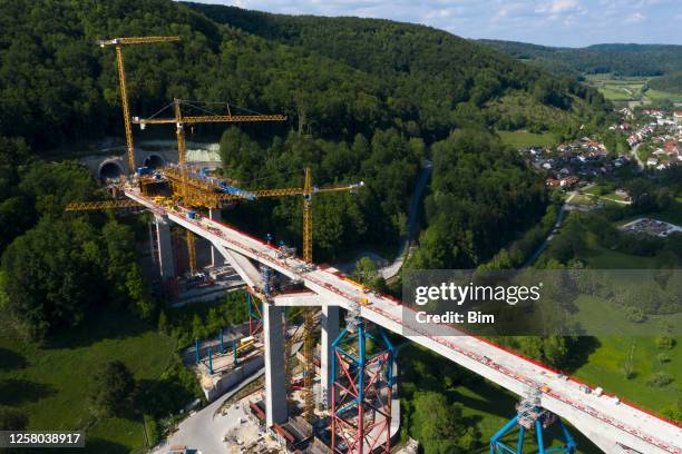 luftaufnahme der hochgeschwindigkeits-eisenbahnbrücke im bau - baustelle beton stock-fotos und bilder