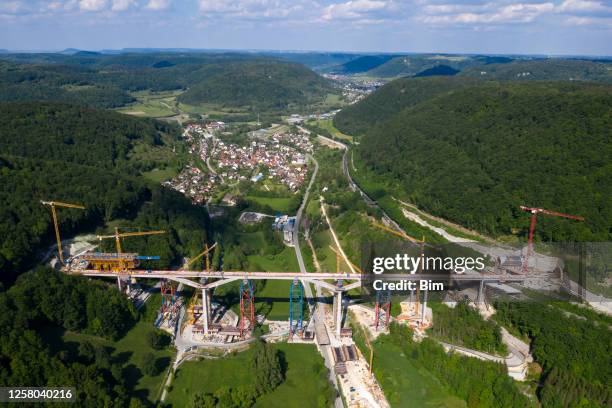 luftaufnahme der hochgeschwindigkeits-eisenbahnbrücke im bau - aerial transport building stock-fotos und bilder