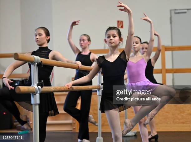May 2023, Thuringia, Gera: The ballet students Angelina, Luise, Veronika, Eva and Luise are training in the Gera Tonhalle for the upcoming world...
