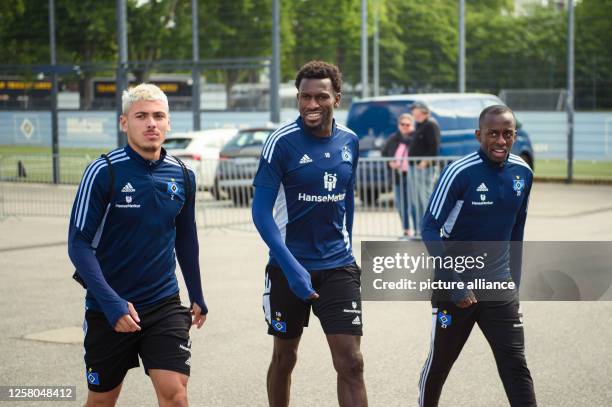 Hamburg: Soccer: 2nd Bundesliga, training Hamburger SV. William Mikelbrencis , Bakery Jatta and Jean-Luc Dompe from HSV arrive for the training...